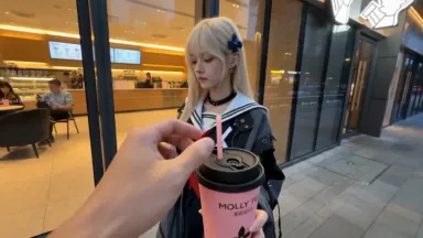 小宇Chengzi · 最近茉莉奶白与LV不是挺火嘛，😂 那就顺手把它放到视频 每个人都能用 Seedance 2.0 制作自己的病毒式传播视频。 Prompt ⬇️ 以上传参考…
